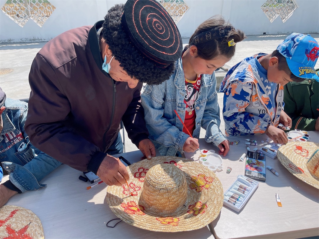 大手牵小手——为护边员绘制凉帽活动3.jpg