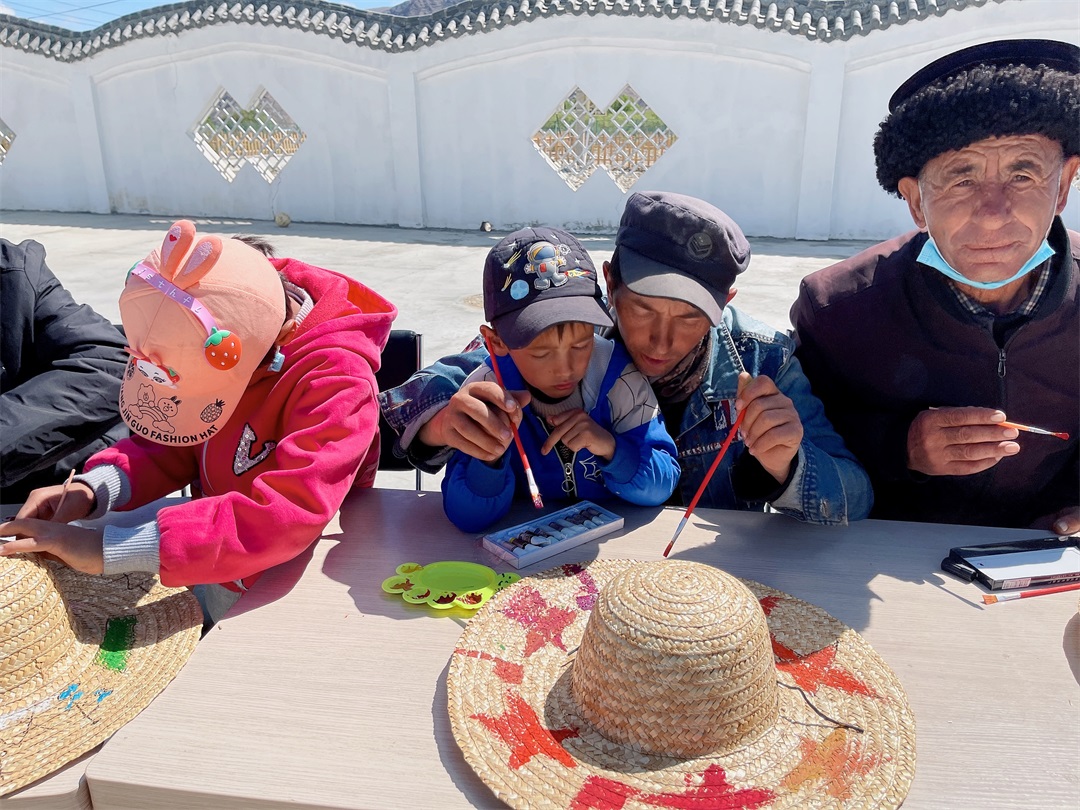 大手牵小手——为护边员绘制凉帽活动4.jpg